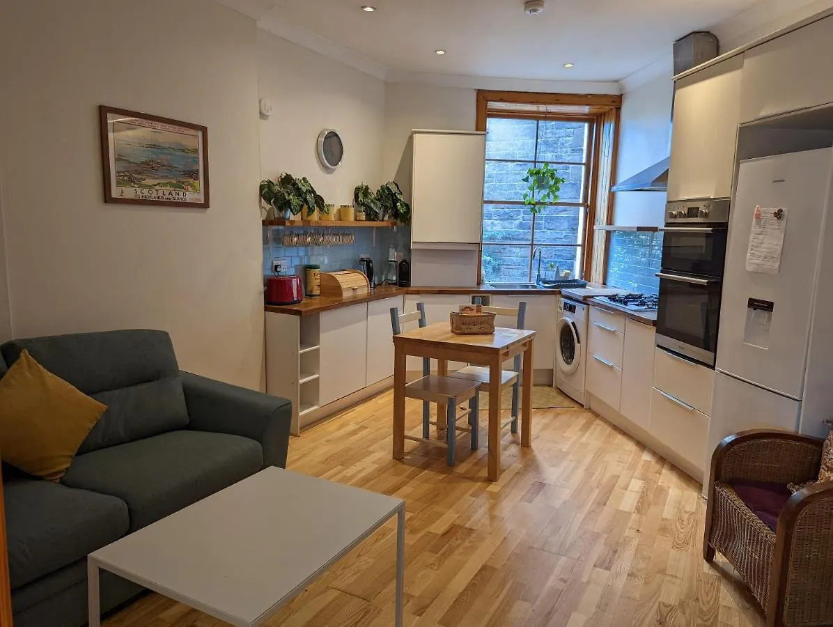 Cozy 2 Double Bedroom Flat In The Heart Of Leith Edinburgh